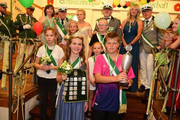 Das neue Königspaar Franziska und Marvin Prax, dahinter von links Luisa Stanizek, Luisa Söder, Emilia Stanizek und Mats Mühl. Im Hintergrund freut sich der "große" Thron - © Nicole Ellerbrake