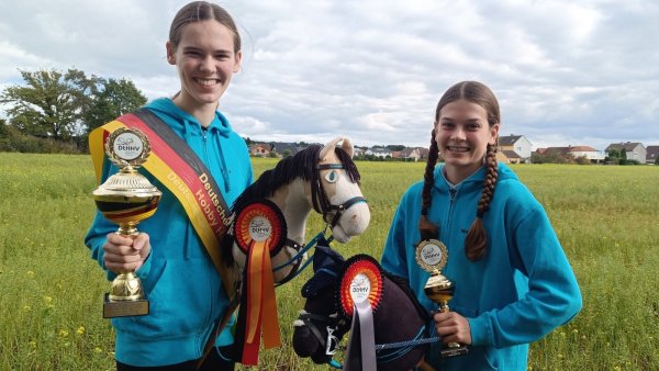 Finja (l.,15) und Maike Oberschmidt (12) zeigen ihre Trophäen von der Deutschen Meisterschaft. - © Sven Hauhart