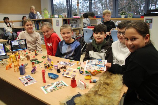 Ein Comic muss nicht immer gezeichnet sein: Mit den Requisiten auf dem Tisch haben die Kinder Szenen arrangiert und fotografiert, auf dem iPad mit Sprechblasen versehen und schließlich ausgedruckt. - © Dieter Asbrock