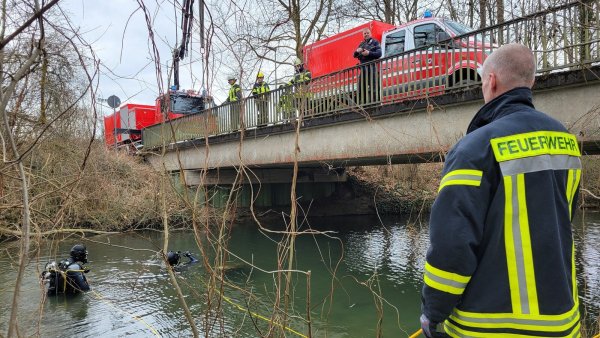 Die Feuerwehr hat im März vier Geldschränke aus der Bega geborgen. - © Vasco Stemmer