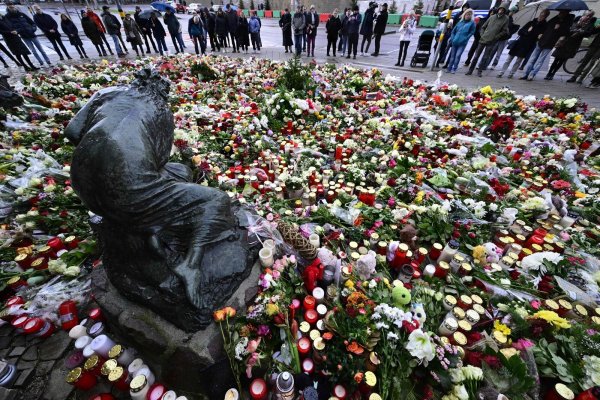 Am Sonntag nach der Horrorfahrt von Magdeburg: Menschen gedenken der Opfer mit Blumen und Kerzen. - © AFP