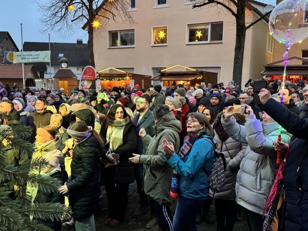Wahre Menschenmassen haben sich auf dem Marktplatz zu den verschiedensten Bühnenprogrammen eingefunden. - © Sandra Castrup