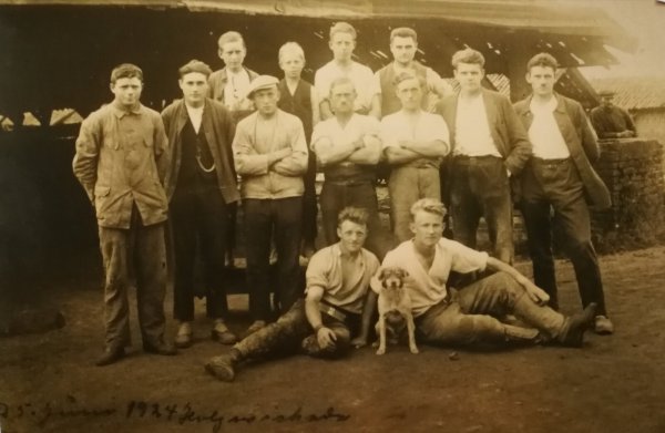 Eine Gruppe lippischer Ziegler am 25. Juni 1924. - © Ziegler- und Handwerkerverein Cappel – Mossenberg – Wöhren/ Repro: Freya Köhring