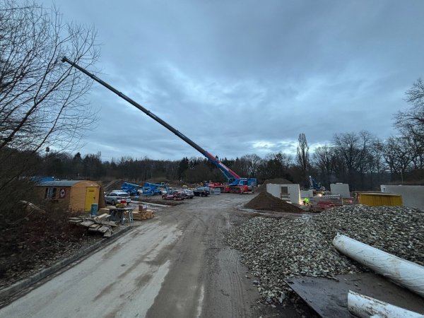 Ein XXL-Kran hievt auf der Baustelle des neuen Parkhauses große Teile in Position. - © Thomas Reineke