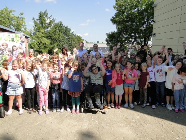 Die Schüler der "Naturpark-Schule Am Teimer" in Bavenhausen freuen sich über das "Entdeckermobil", das der "Naturpark Teutoburger Wald/Eggegebirge" mit Hilfe von Sponsoren zur Verfügung gestellt hat. Erwachsene Naturforscher inmitten der Kinder: Grundschulrektorin Sabine Arning, Fördervereinsvorsitzende Jessica Meier, Landrat Dr. Axel Lehmann und Hagen Eberhardt vom Vorstand der Sparkasse Lemgo (von links). - © Hajo Gärtner
