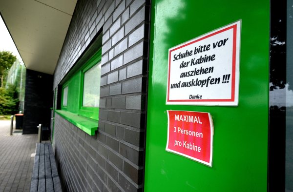 In einer Umkleidekabine auf dem Gütersloher Sportplatz Ostfeld ist am 19. September 2021 der Fußballtorwart Rene Z. krankenhausreif geschlagen und getreten worden. Jetzt wurde ein weiterer Beschuldigter verurteilt. - © Andreas Frücht