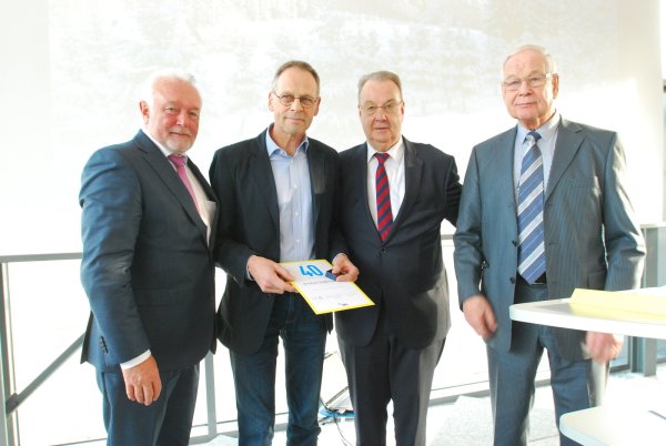 Den 30. Neujahrsempfang hat noch Peter Meier (Dritter von links) organisiert. Festredner Wolfgang Kubicki gratuliert Kristian Hoffmann zu 40 Jahren Mitgliedschaft in der FDP. Rechts steht Hoffmanns Bruder Gerd Hoffmann, der die Laudatio hielt. Fotos: Gunter Held - © Gunter Held