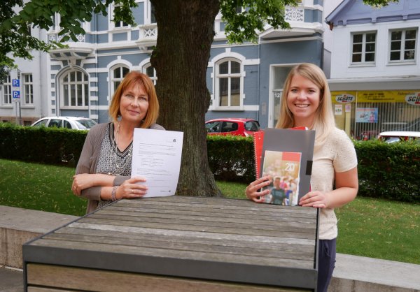 Sigrun Düe (links) und Laura Bobenhausen freuen sich über den Erfolg der Lernangebote. - © Alte Hansestadt Lemgo