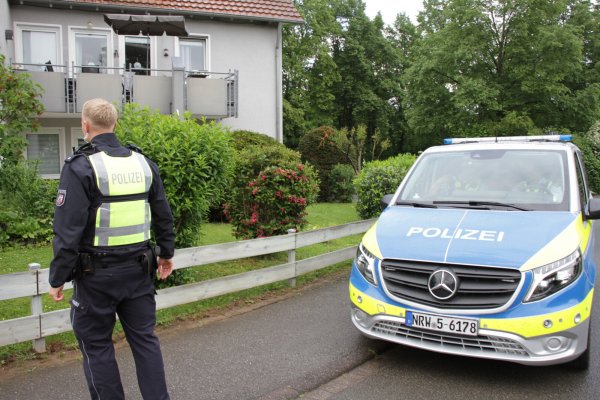 Die Polizei hat den Tatort in der Warburger Altstadt abgesperrt. - © Dieter Scholz