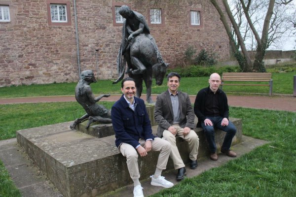 Bashir Amarkhai (von links), Naim Barakzai und Arkadius Chrobok suchen weitere Mitstreiter für ihren Verein "Hand in Handicap International Care". Zu den Gründungsmitgliedern gehören außerdem Benilde Funk-Ngyedi und Laura Chrobok. - © Michaela Weiße