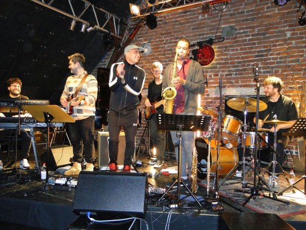 Die Konzerte Im Red Horn District werden meist begeistert aufgenommen - wie hier im September die Band um Thomas Stieger. - © Hajo Gärtner