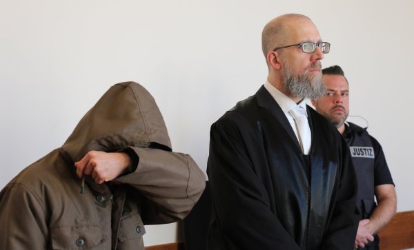 Der 25-jährige Angeklagte schweigt an der Seite seines Verteidigers Hendrik Schnelle aus Detmold zum Prozessauftakt. - © Janet König