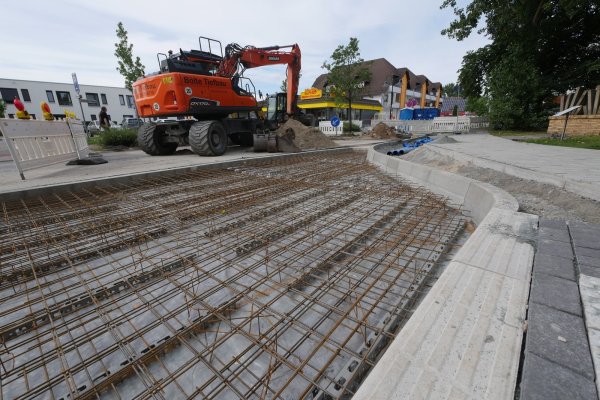 Der "Netto-Markt" ist während der Bauarbeiten mit dem Auto nur noch aus Richtung der Sparkasse erreichbar. - © Jost Wolf
