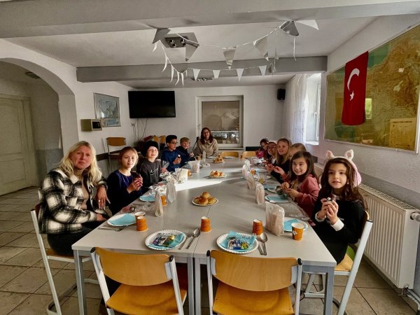Die Schülerinnen und Schüler konnten bei dem Moschee-Besuch einiges lernen. - © Fotorechte: Karin Linneweber