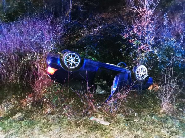 Auf der Extertalstraße gerät am Mittwochabend ein Auto ins Schleudern und landet auf dem Dach. - © Feuerwehr Extertal/LG Silixen