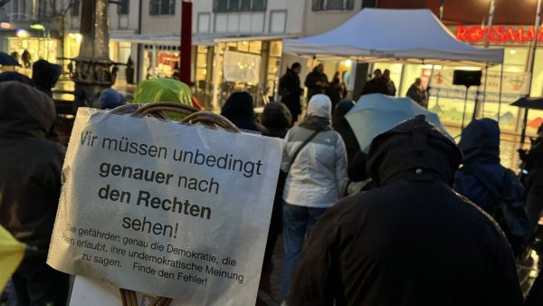 Mehr als 100 Menschen haben am Freitag auf dem Lagenser Marktplatz für Demokratie und gegen Hass und Hetze demonstriert. - © Sandra Castrup