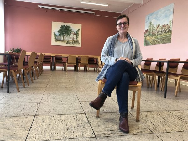 Katrin Klei sitzt im Dorfgemeinschaftshaus in Biemsen-Ahmsen. Foto: Sven Kienscherf - © Sven Kienscherf