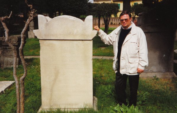 Betreibt seit dreißig Jahren Ahnenforschung: der Alverdisser Ernst Werpup, hier im April 1990, am Grab seines Vorfahren Georg von Werpup, der auf dem berühmten Friedhof der Dichter, Denker und Künstler in Rom bestattet ist. - © Bildrechte: Ernst Werpup