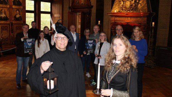 Nachtwächter Detlef Kottmann und Karina Runte als "Blutgräfin" Elisabeth Báthory. Dahinter die Organisatoren und und teilnehmenden Personen von "Detmold funkelt". - © Kyrill von Matuschka