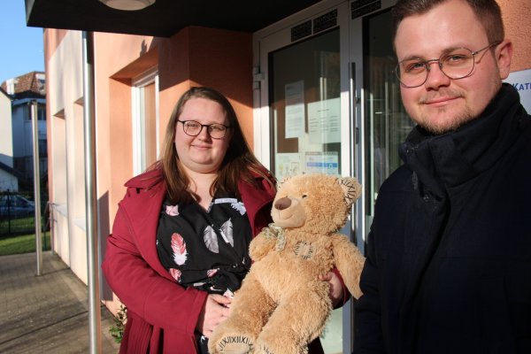 Patricia Schurmann leitet die katholische Kita St. Marien in der Nähe des Klinikums in Detmold. Die Kooperation mit dem Verein "Courage" hat dem Team sehr geholfen, als die Mutter eines Kindes an Krebs erkrankte - und starb. "Wir waren völlig hilflos", sagt sie. - © Janet König