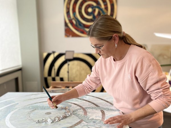 Konzentriert arbeitet die Künstlerin Petra Seidel in ihrem Bad Salzufler Atelier. - © Luisa Wieghofer