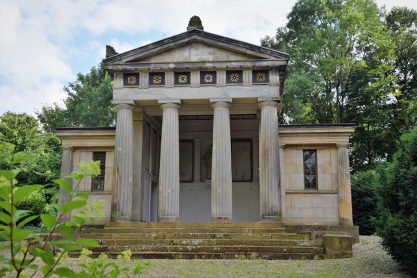 Durchs Mausoleum der Familie Tenge auf Gut Niederbarkhausen in Oerlinghausen gibt es am Tag des offenen Denkmals Führungen. - © Horst Biere/Stadt Oerlinghausen