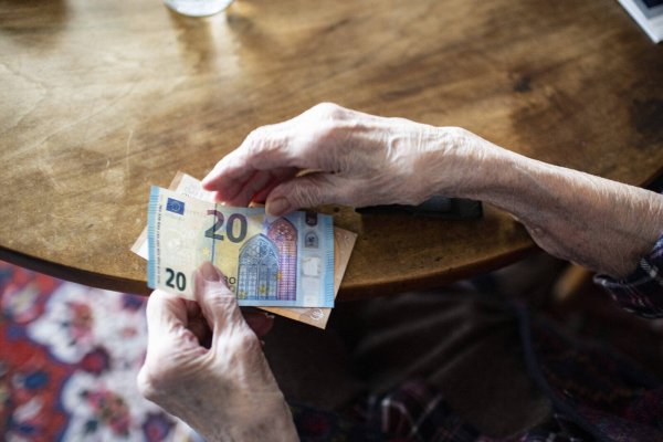 Viele Rentner müssen jeden Euro umdrehen, damit es bis zum Ende des Monats reicht. - © imago images/photothek