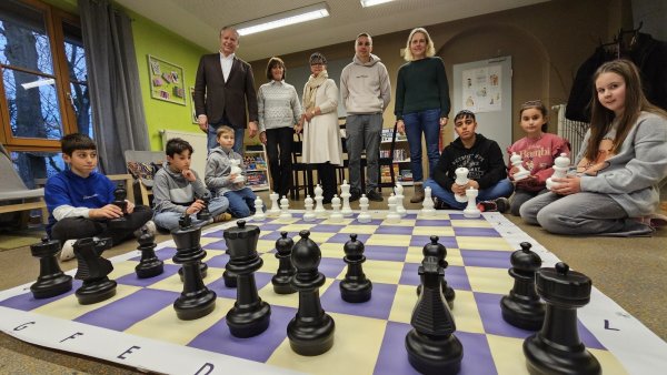 Das Schach-Freifeld ist bei gutem Wetter draußen. Klaus Grotebrune, die Vorsitzende des DKSB Lage Brigitte Grotebrune, die Leiterin der Kita an der Stifterstraße Marion Steffen-Fritz, Johnny Heidebrecht und Anna Lena Beermann freuen sich, dass das Projekt "Schach für Kids" so gut ankommt. - © Astrid Sewing