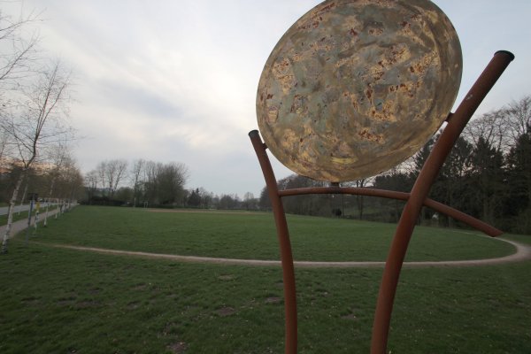 Naherholungsgebiet Barntrup Süd, Faule Wiese, mit Kunstpfad-Skulptur "Sonnentraum". Archivbild - © Jens Rademacher
