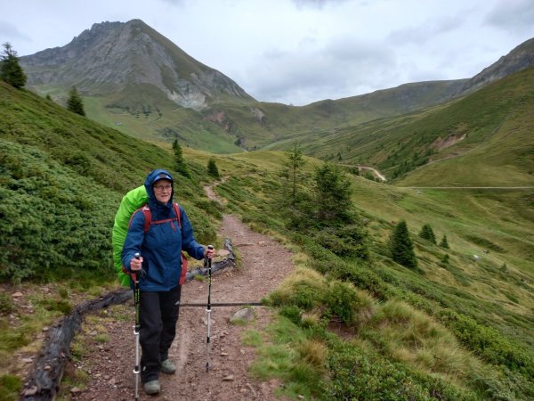 Anja Friebe in der Bergwelt oberhalb von Meran. - © Anja Friebe