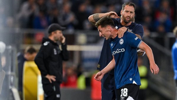 Gelernt ist gelernt: Mitch Kniat scheint den richtigen Umgang mit seinen Spielern, hier bekommt Marius Wörl einen freundschaftlichen Klaps, zu beherrschen. - © Teresa Kroeger