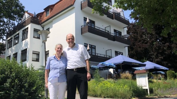 Otto und Claudia Hoepke stehen vor ihrem Hotel-Restaurant "Haus am See". Ende des Monats soll für die beiden nach fast 32 Jahren Schluss sein. Sie wollen sich nun um ihre Familie kümmern. - © Sven Kienscherf