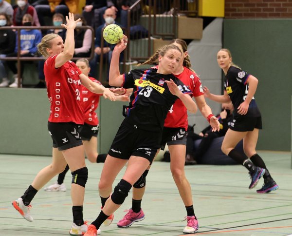Blombergs Kreisläuferin Cara Hartstock lässt den Bietigheimerinnen Danick Snelder (links) und Karolina Kudlacz-Gloc
das Nachsehen. - © Paul Cohen