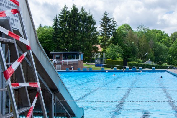 Im Freibad Hiddesen - hier ein Bild aus dem letzten Jahr - und in den anderen drei Badeanstalten werden die Eintrittspreise erhöht, damit die Bäder wirtschaftlicher arbeiten. - © Raphael Bartling