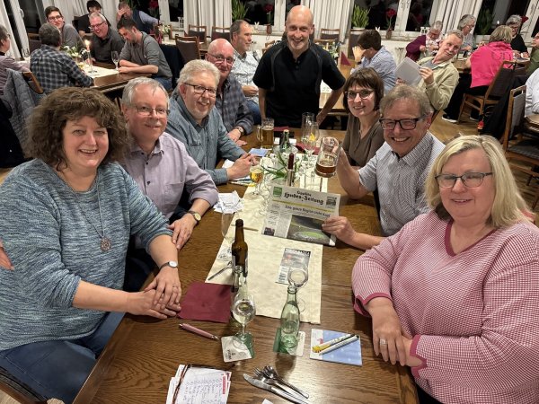 Efrolg beim Kneipenquiz: (von links) Brigitte Sander, Wolfgang Sander, Jörg Moritz, Ralf Stuckmann, Stefanie Moritz, Richard Rönn sowie Susanne Labjuhn (von links) freuten sich sichtlich über den Preis und den unterhaltsamen Abend. Gastgeber Uwe Hagemeier ist in der Mitte zu sehen. - © Sandra Castrup