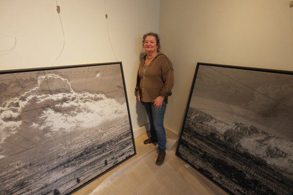 Heike Negenborn zwischen ihren "Netscapes". Mit einem Winkelmesser bestimmt sie die Konstruktionslinien für die Acryl-Gemälde. - © Sven Koch