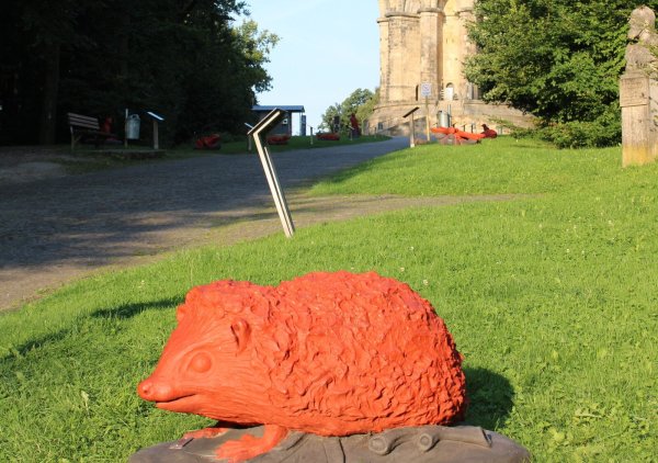 Der "Demonstrationszug der Tiere" zieht sich beidseitig zum Hermannsdenkmal hoch. - © Naturpark