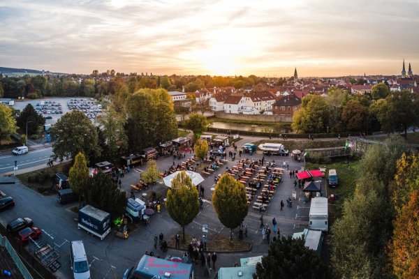 Vielseitiges Gelände - normalerweise steht die Bleiche als Parkplatz zur Verfügung. Hier wird aber hoffentlich auch mal wieder, wenn Corona das zulässt, die "Street Food Allee" stattfinden. Dieses Jahr könnten Wohnmobilisten erst mal dort übernachten, schlägt die CDU vor. - © Johannes Herden/Currywerk Lemgo
