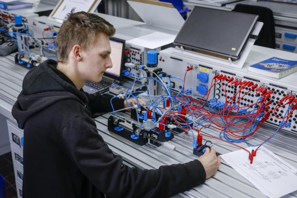 In vielen Branchen suchen Unternehmen händeringend nach Auszubildenden, zum Beispiel als Industriemechaniker. - © picture alliance / Rupert Oberhäuser
