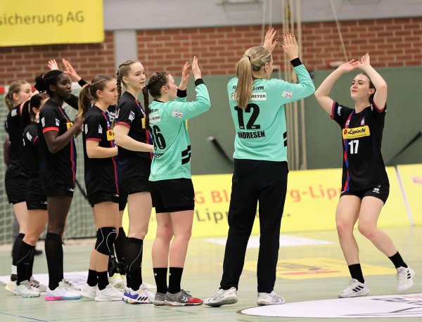 Noch gemeinsam in einem Team: Emma Hertha (rechts) und Marie Andresen klatschen sich ab, in der nächsten Saison laufen sei für andere Klubs auf. - © Paul Cohen