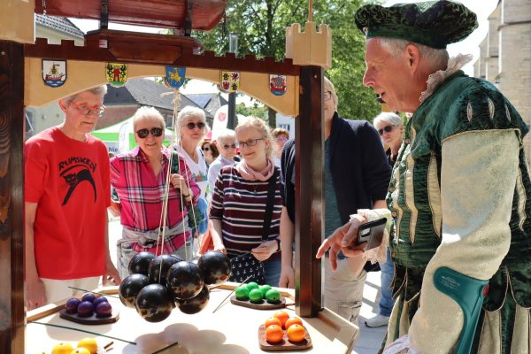 Viele Gäste haben den westfälischen Hansetag in Beckum besucht, dabei Attraktionen gesehen und beim Stand der Alten Hansestadt vorbeigeschaut. - © Stadt Beckum