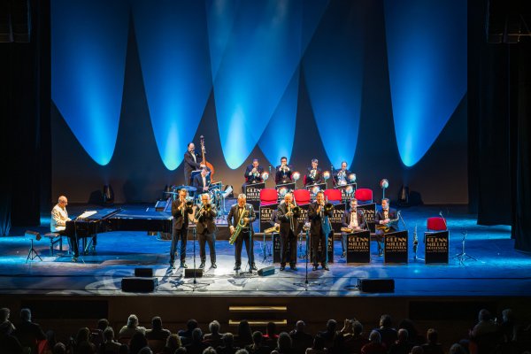 Das Glenn Miller Orchestra bei einem Auftritt. - © Simone Di Luca