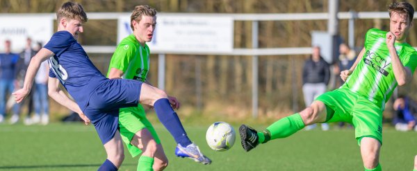 Kompromisslos: Sebastian Ewert (links, grün) vom TuS Ahmsen und Nick Klippenstein vom TuS Asemissen gehen mit hohem Risiko in den Ball. - © EGON PENNER