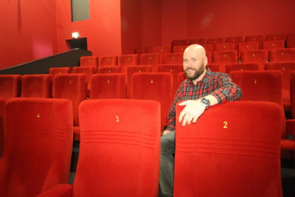 Martin Zeitz sitzt in einem seiner leeren Kinosäle. Ab 2. Juli soll die Filmbühne wieder geöffnet werden. - © Daniel Hobein