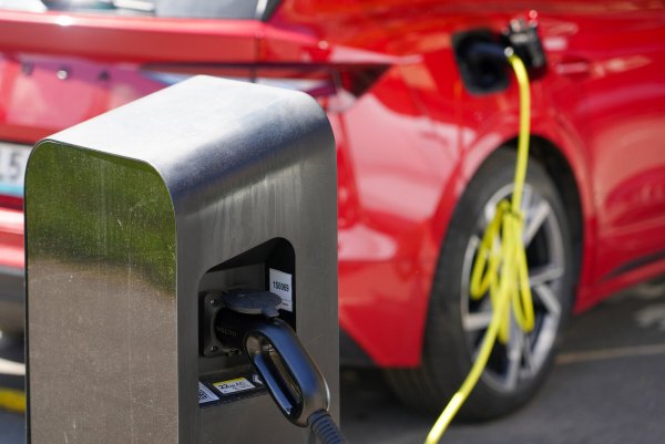 Die Anzahl der zugelassenen E-Autos ist oft auch von der Ladeinfrastruktur abhängig. - © picture alliance / NurPhoto