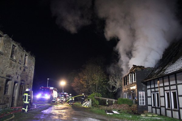 Die Flammen haben sich durch das alte Bauernhaus im Ortsteil Wüsten gefressen. Die Feuerwehr konnte ein Übergreifen auf Teile der Scheune durch eine Riegelstellung verhindern. - © Foto: Daniel Hobein/Feuerwehr Bad Salzuflen