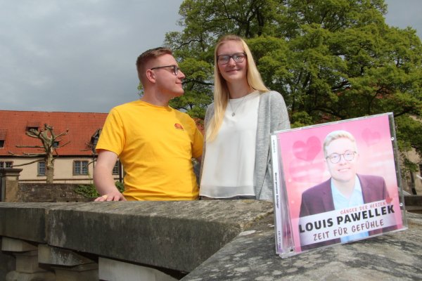 Louis Pawellek hat seine Laura gefunden. Der Titel seines ersten Soloalbums "Zeit für Gefühle" ist auch privat angesagt. - © Seda Hagemann