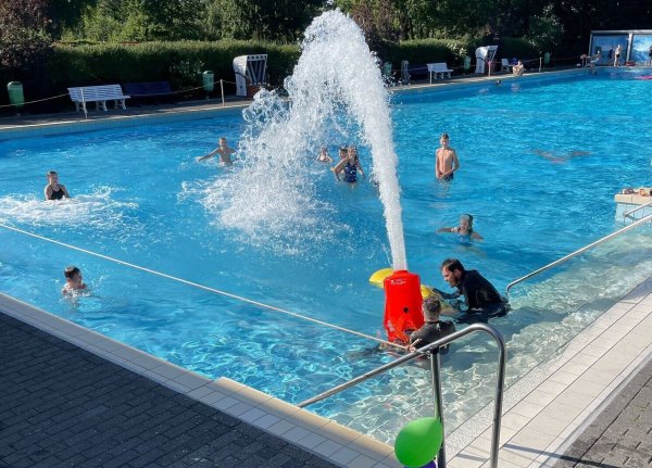 Die Freibadfete in Hörste fand Ende August statt. Der Tauchclub kam mit einem Seabob - sehr zur Freude der Besucher. - © Astrid Sewing