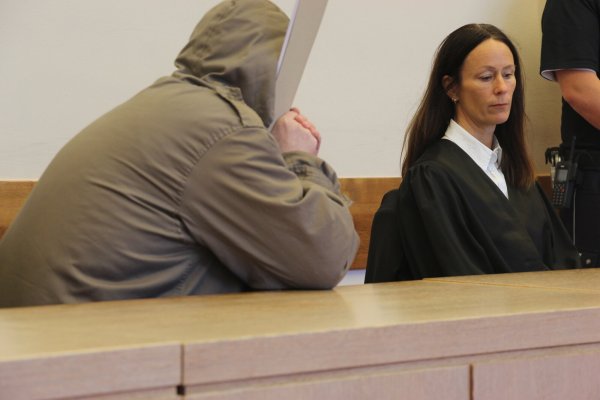 Der Angeklagte (60) nimmt aus Schutz vor den Kameras zugeknöpft an der Seite seiner Verteidigerin Silke Streit Platz. - © Janet König