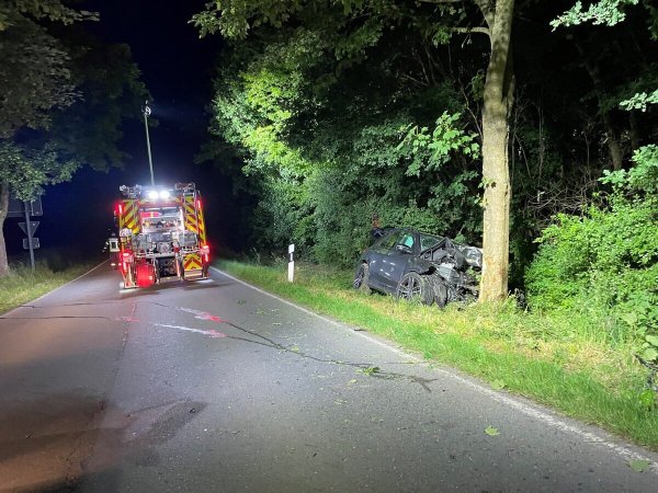 Der Mercedes ist nach dem schweren Unfall auf der Sylbacher Straße in Bad Salzuflen vor einem Baum zum Stehen gekommen. - © Daniel Hobein/Feuerwehr Bad Salzuflen